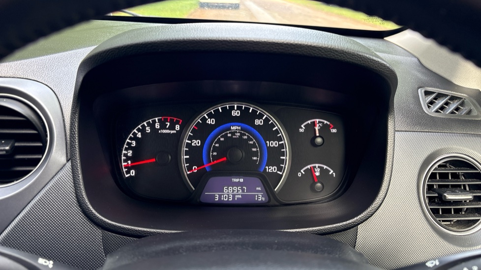 Hyundai i10 1.0 Play 5dr Petrol Hatchback - Image 18