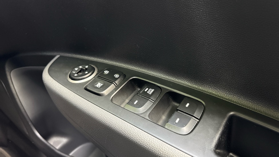 Hyundai i10 1.0 Play 5dr Petrol Hatchback - Image 41