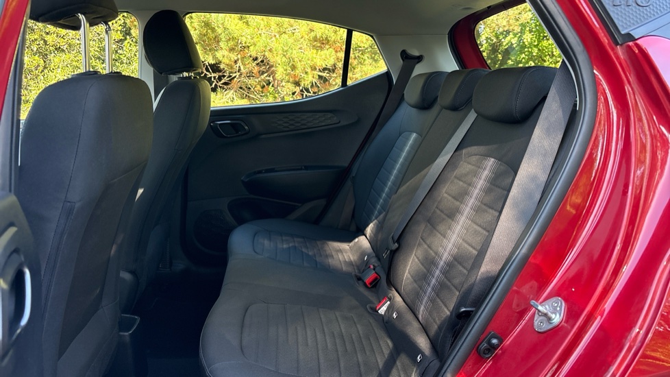 Hyundai i10 1.2 MPi SE Connect 5dr Petrol Hatchback - Image 16