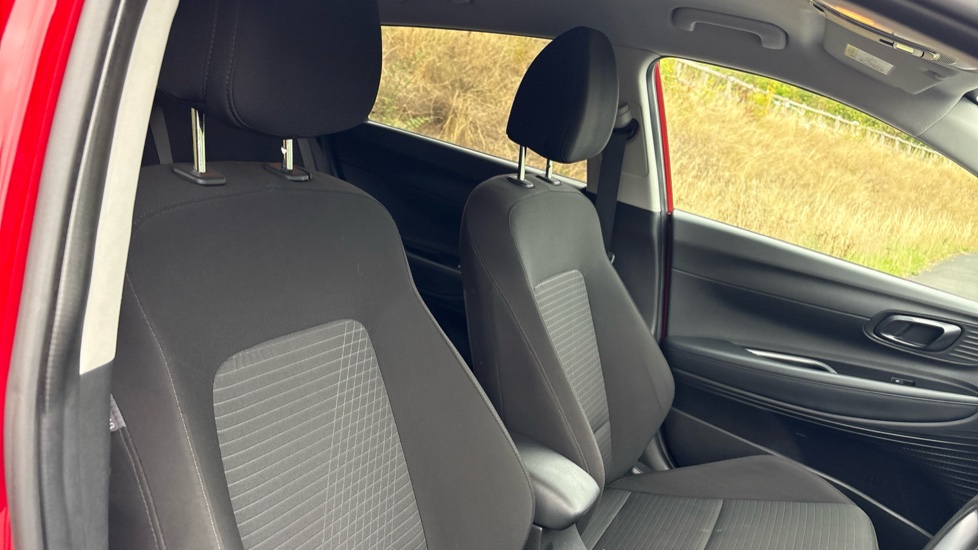 Hyundai i20 1.0T GDi 48V MHD Premium 5dr DCT Petrol Hatchback - Image 43