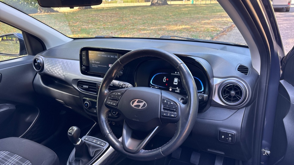 Hyundai i10 1.2 MPi Premium 5dr Petrol Hatchback - Image 11