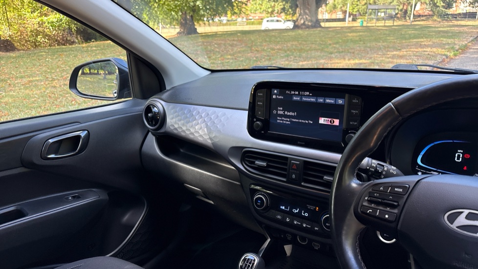 Hyundai i10 1.2 MPi Premium 5dr Petrol Hatchback - Image 14