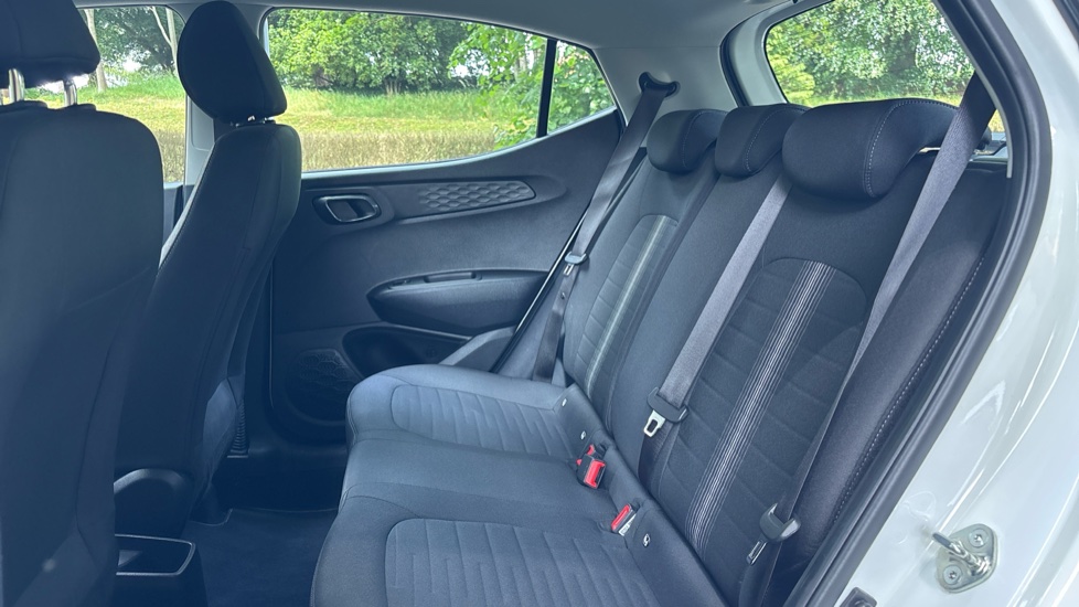 Hyundai i10 1.0 Advance 5dr Petrol Hatchback - Image 16