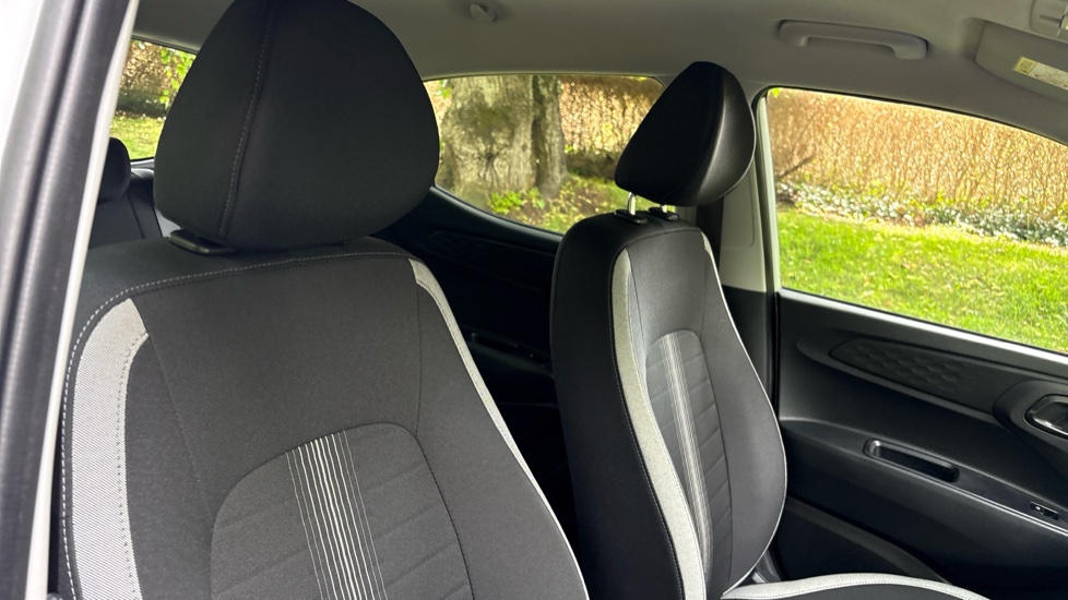 Hyundai i10 1.0 Advance 5dr Petrol Hatchback - Image 43