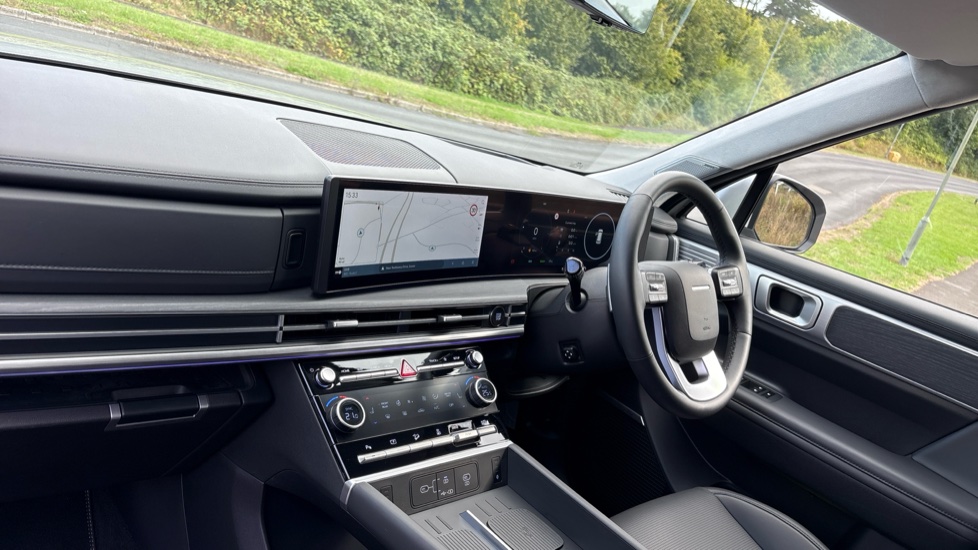 Hyundai SANTA FE 1.6 TGDi Plug-in Hybrid Ultimate 5dr 4WD Auto Estate - Image 9