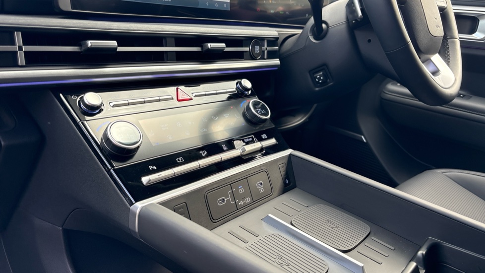 Hyundai SANTA FE 1.6 TGDi Plug-in Hybrid Ultimate 5dr 4WD Auto Estate - Image 13