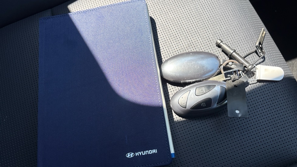 Hyundai SANTA FE 1.6 TGDi Hybrid Calligraphy 5dr 4WD Auto Hybrid Estate - Image 19