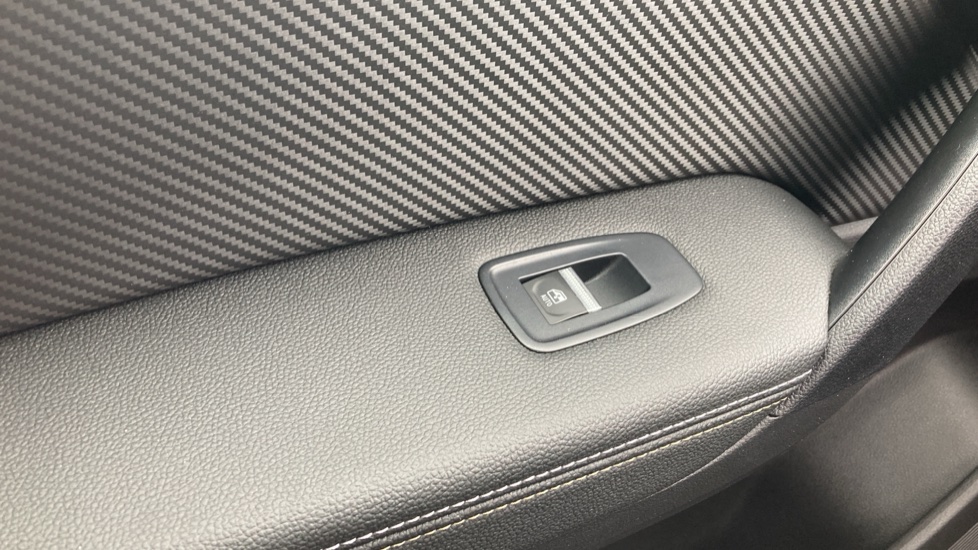 Renault Captur 1.6 E-Tech Plug-in hybrid 160 Engineered 5dr Auto Hatchback - Image 32