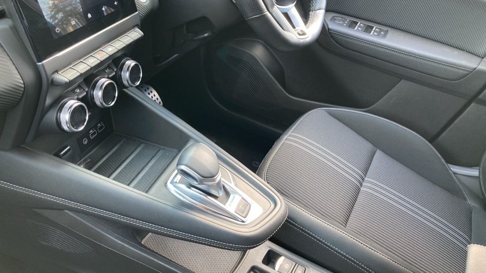 Renault Captur 1.6 E-Tech Plug-in hybrid 160 Engineered 5dr Auto Hatchback - Image 13