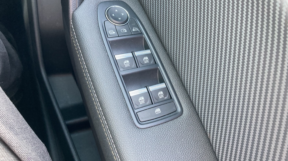 Renault Captur 1.6 E-Tech Plug-in hybrid 160 Engineered 5dr Auto Hatchback - Image 32