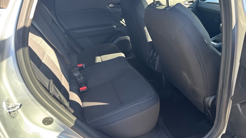 Renault Captur 1.3 TCE 130 Iconic 5dr Petrol Hatchback - Image 16
