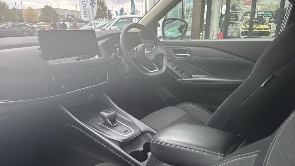 Nissan Qashqai 1.3 DiG-T MH 158 N-Connecta 5dr Xtronic Petrol Hatchback - Image 9