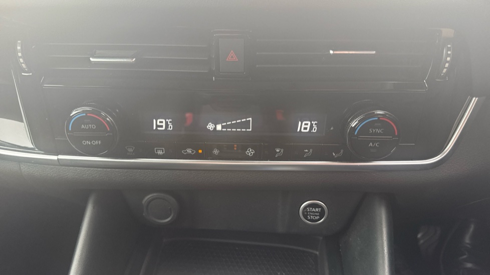Nissan Qashqai 1.3 DiG-T MH 158 N-Connecta 5dr Xtronic Petrol Hatchback - Image 27