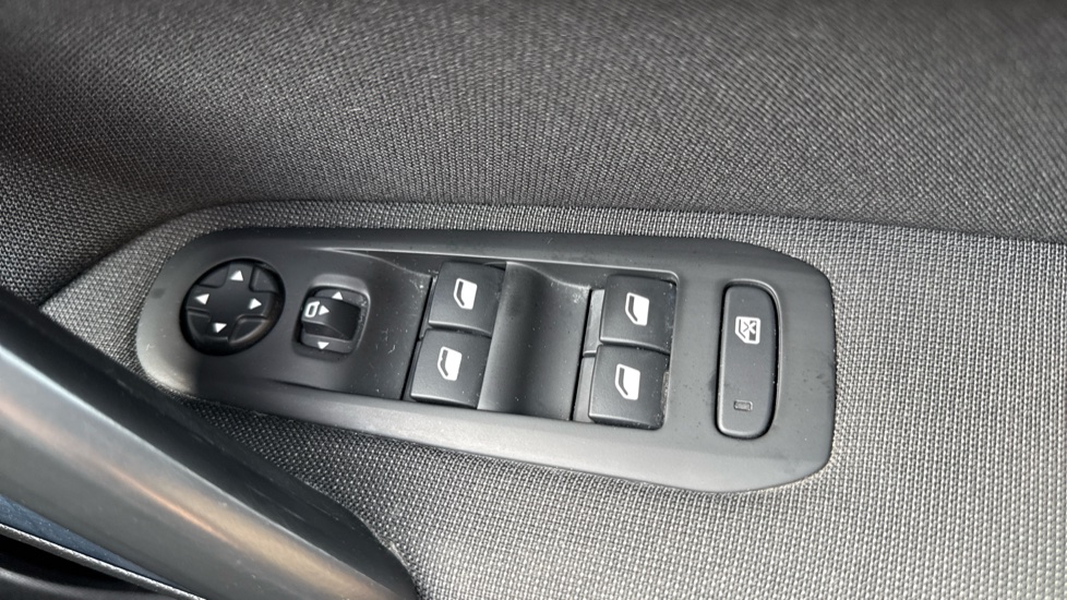 Peugeot 308 1.2 PureTech 130 Allure 5dr Petrol Hatchback - Image 21