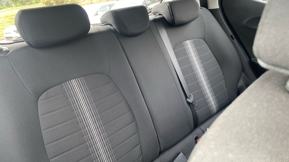 Hyundai i10 1.0 MPi SE Connect 5dr Petrol Hatchback - Image 35