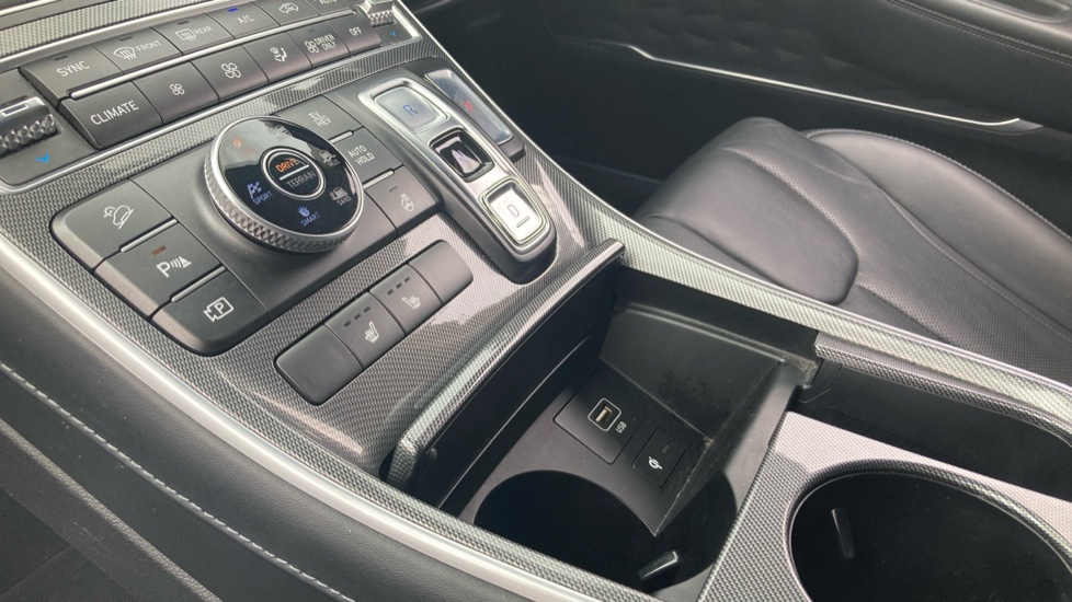 Hyundai SANTA FE 1.6 TGDi Plug-in Hybrid Premium 5dr 4WD Auto Estate - Image 13