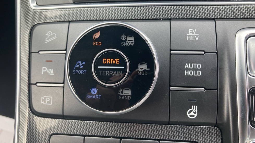 Hyundai SANTA FE 1.6 TGDi Plug-in Hybrid Premium 5dr 4WD Auto Estate - Image 26