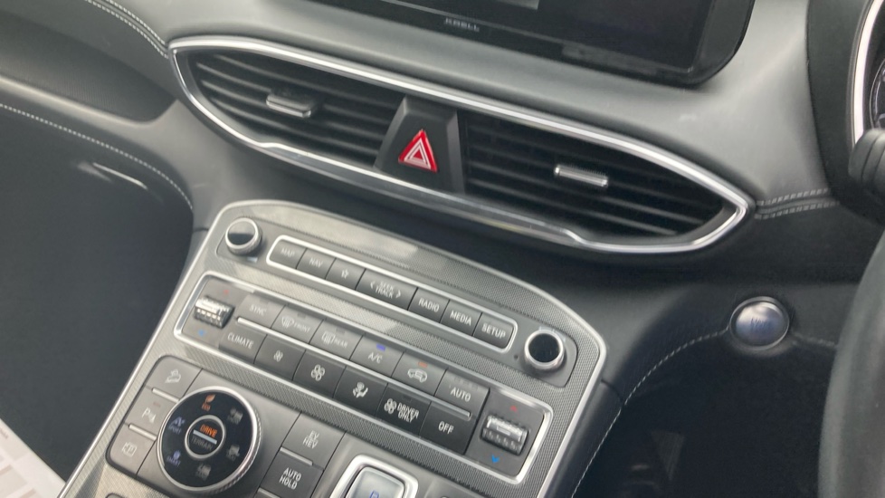 Hyundai SANTA FE 1.6 TGDi Plug-in Hybrid Premium 5dr 4WD Auto Estate - Image 31