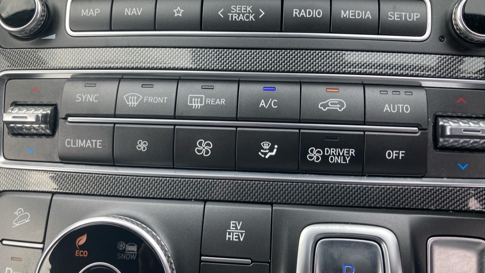 Hyundai SANTA FE 1.6 TGDi Plug-in Hybrid Premium 5dr 4WD Auto Estate - Image 32