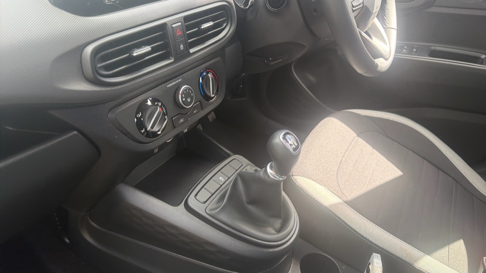 Hyundai i10 1.0 [63] Advance 5dr [Nav] Petrol Hatchback - Image 13