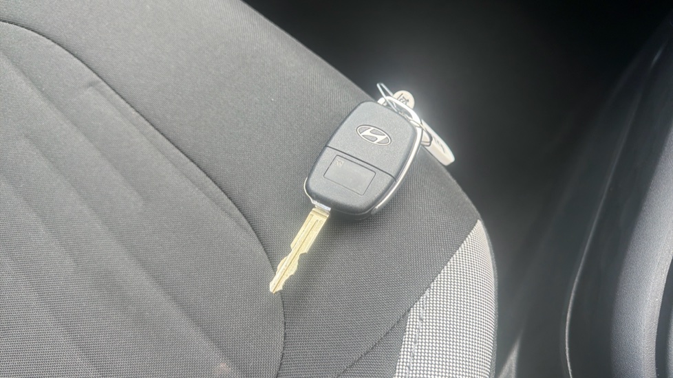 Hyundai i10 1.0 [63] Advance 5dr [Nav] Petrol Hatchback - Image 19