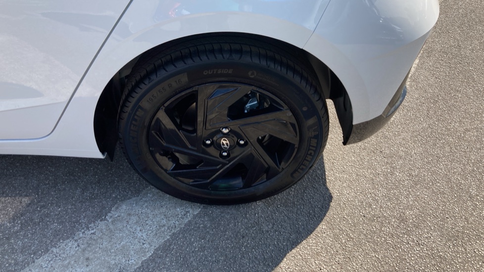 Hyundai i20 1.0T GDi 90 Black Line 5dr DCT Petrol Hatchback - Image 37