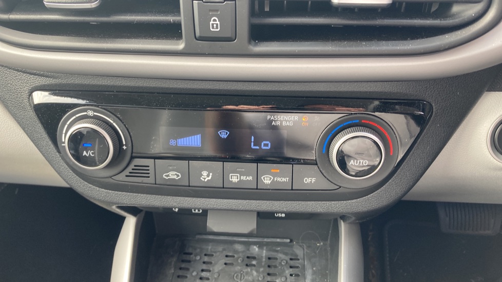 Hyundai i10 1.0 [63] Premium 5dr Auto [Nav] Petrol Hatchback - Image 25