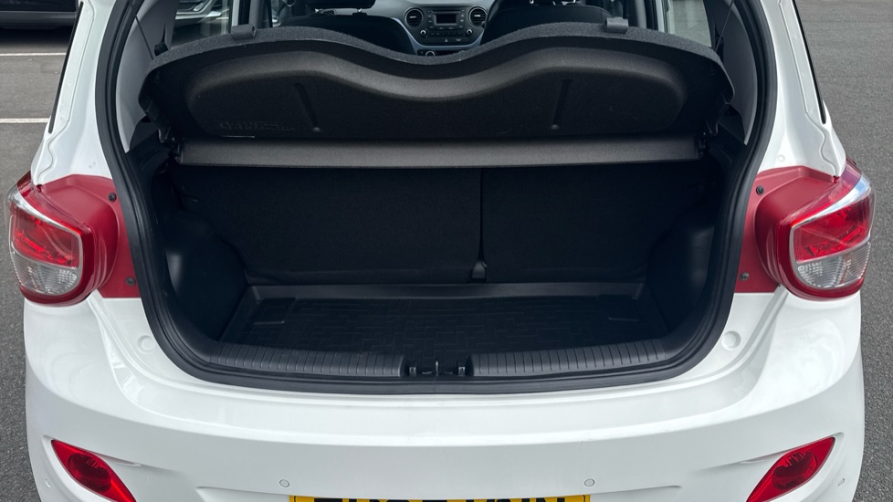 Hyundai i10 1.2 Premium SE 5dr Petrol Hatchback - Image 4