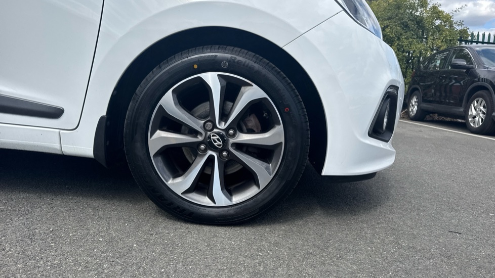Hyundai i10 1.2 Premium SE 5dr Petrol Hatchback - Image 7