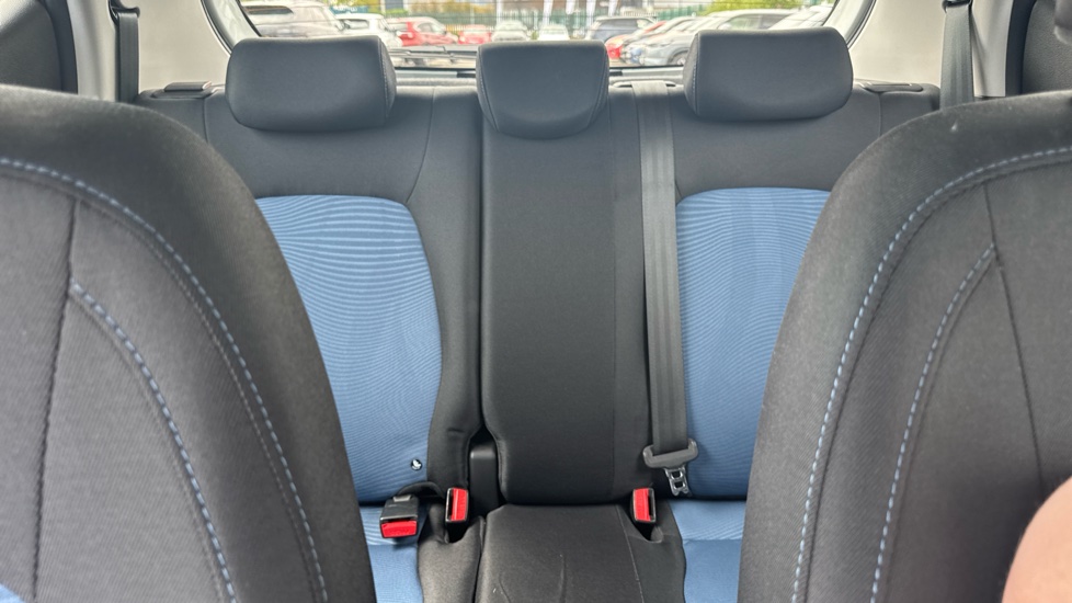 Hyundai i10 1.2 Premium SE 5dr Petrol Hatchback - Image 15