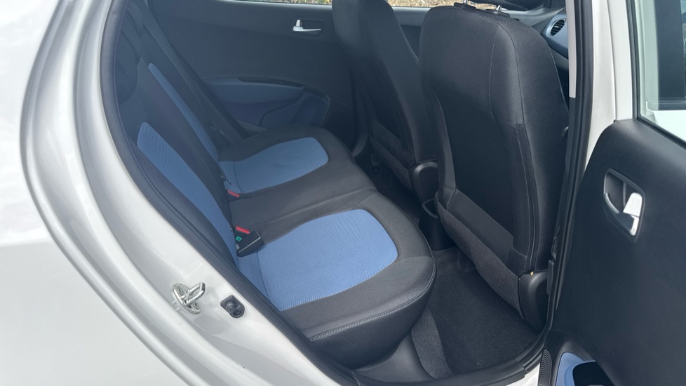 Hyundai i10 1.2 Premium SE 5dr Petrol Hatchback - Image 16