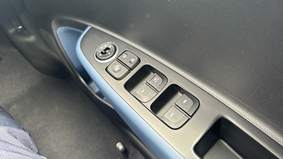 Hyundai i10 1.2 Premium SE 5dr Petrol Hatchback - Image 21