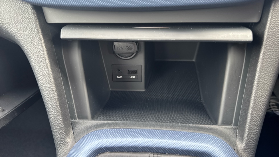Hyundai i10 1.2 Premium SE 5dr Petrol Hatchback - Image 29