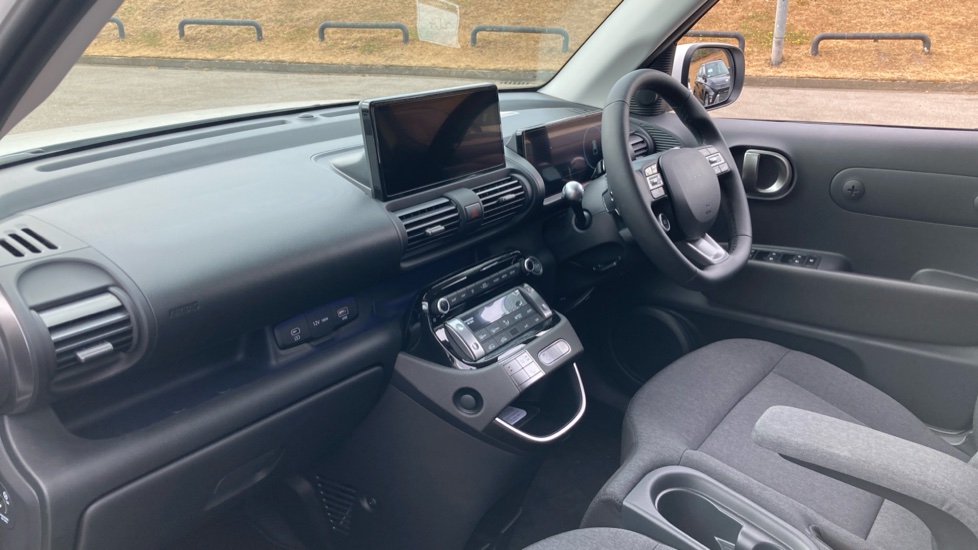 Hyundai INSTER 85kW 02 49kWh 5dr Auto Electric Hatchback - Image 9