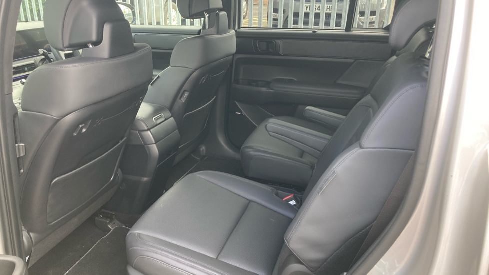 Hyundai SANTA FE 1.6 TGDi PHEV Calligraphy 5dr 4WD Auto [6 Seats] Estate - Image 16