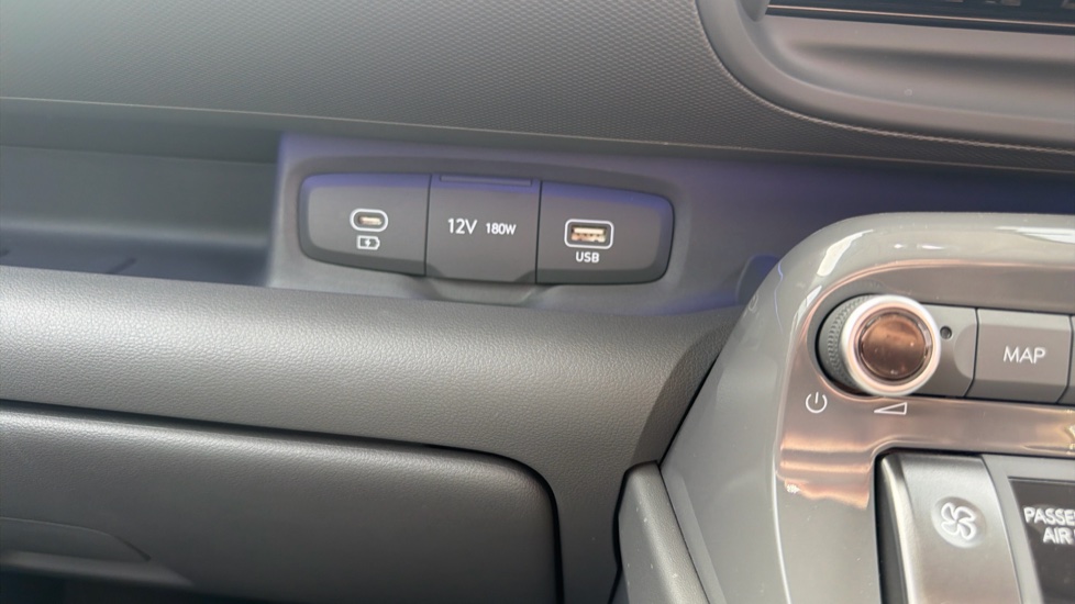 Hyundai INSTER 85kW Cross 49kWh 5dr Auto Electric Hatchback - Image 44