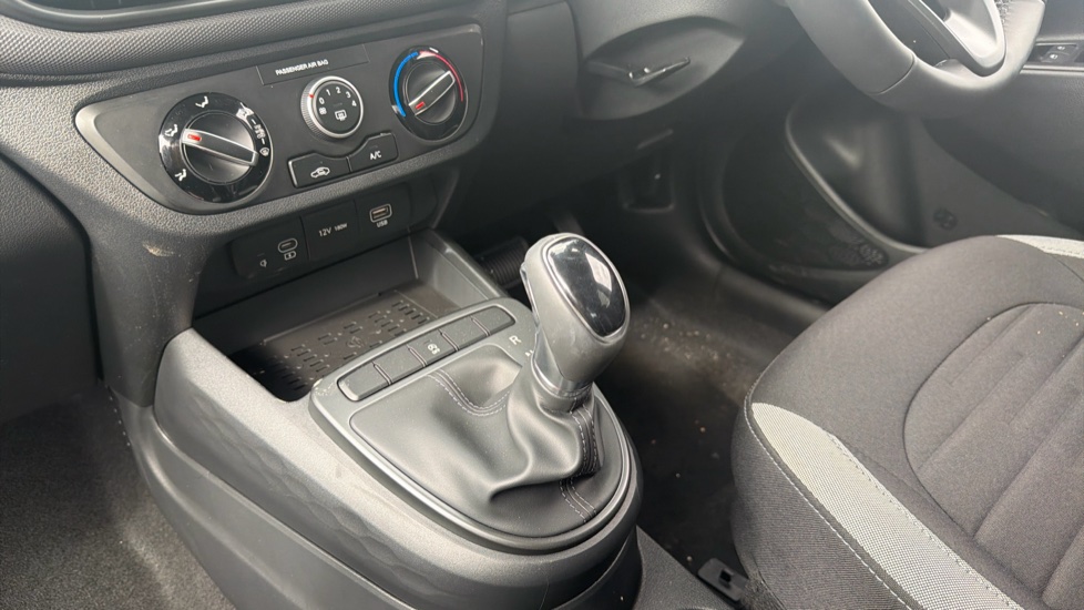 Hyundai i10 1.0 [63] Advance 5dr Auto [Nav] Petrol Hatchback - Image 13