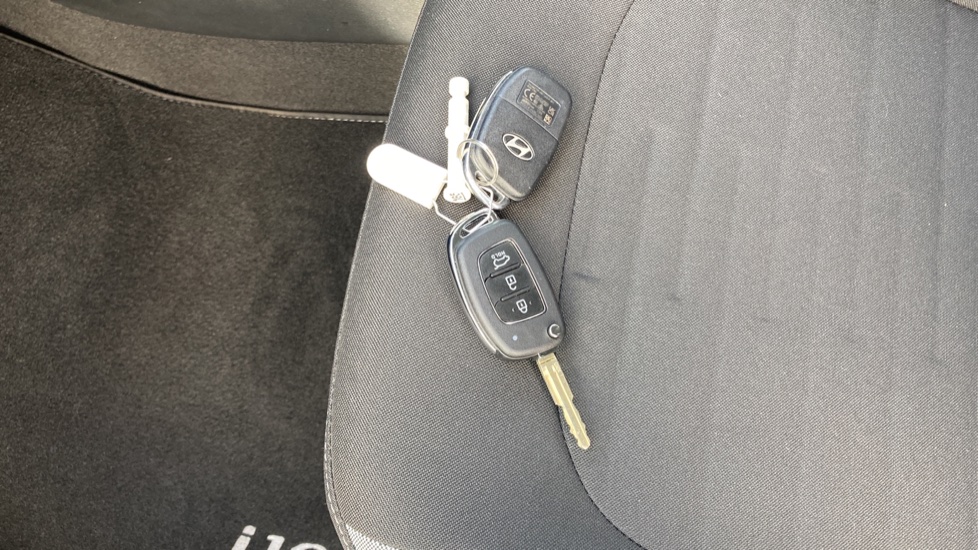 Hyundai i10 1.0 [63] Advance 5dr [Nav] Petrol Hatchback - Image 20