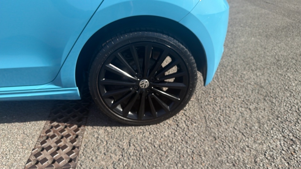 Volkswagen Up 1.0 65PS R-Line 5dr Petrol Hatchback - Image 44