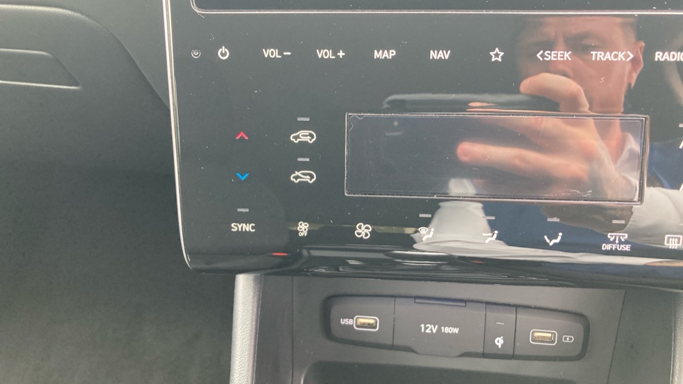 Hyundai TUCSON 1.6 TGDi Premium 5dr 2WD Petrol Estate - Image 38