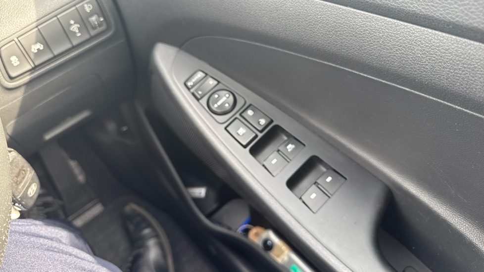 Hyundai TUCSON 1.7 CRDi Blue Drive SE Nav 5dr 2WD Diesel Estate - Image 30