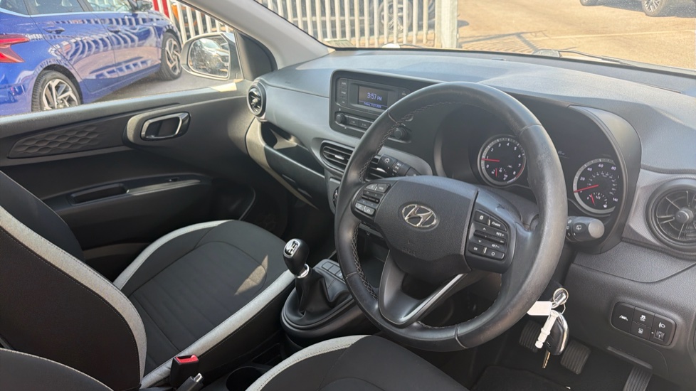 Hyundai i10 1.0 MPi SE 5dr Petrol Hatchback - Image 11