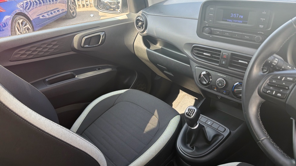 Hyundai i10 1.0 MPi SE 5dr Petrol Hatchback - Image 14