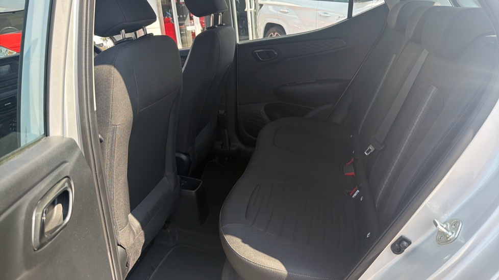 Hyundai i10 1.0 MPi SE 5dr Petrol Hatchback - Image 16