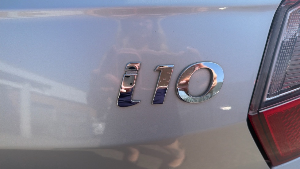 Hyundai i10 1.0 MPi SE 5dr Petrol Hatchback - Image 27