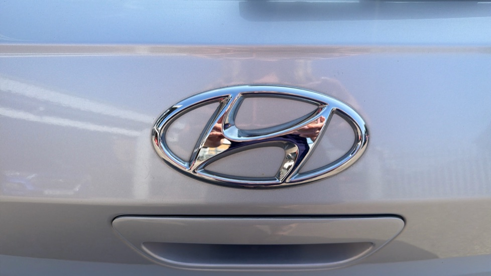 Hyundai i10 1.0 MPi SE 5dr Petrol Hatchback - Image 28