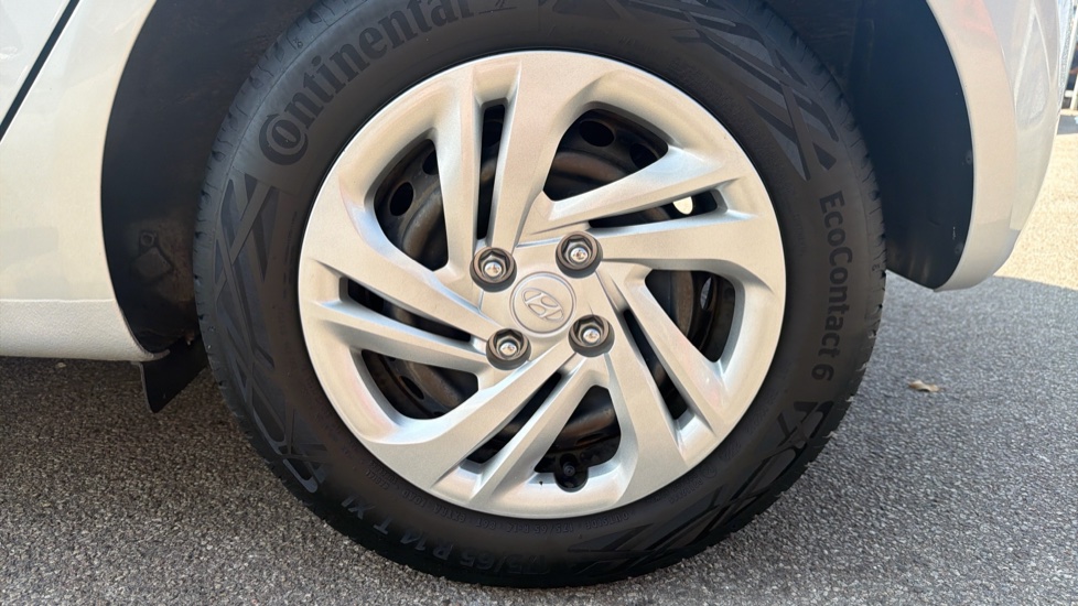 Hyundai i10 1.0 MPi SE 5dr Petrol Hatchback - Image 31