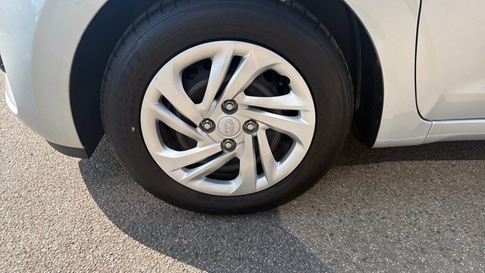 Hyundai i10 1.0 MPi SE 5dr Petrol Hatchback - Image 32