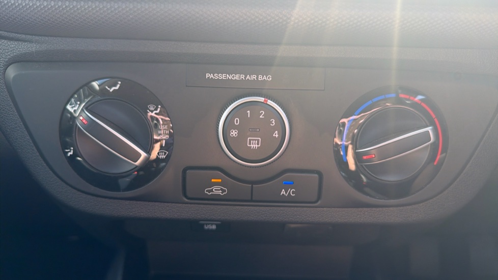 Hyundai i10 1.0 MPi SE 5dr Petrol Hatchback - Image 43