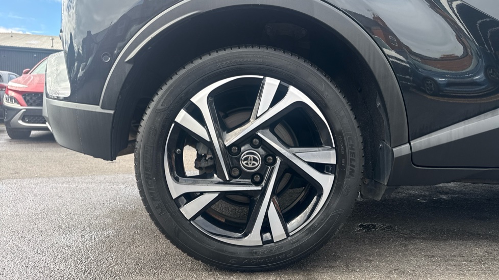Toyota C-HR 1.8 Hybrid Design 5dr CVT Hybrid Hatchback - Image 7